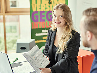 Gemeinsam haben unsere Auszubildenden eine neue Info-Broschüre entwickelt. Reinlesen lohnt sich. Sie zeigt dir, welche Möglichkeiten du hast! Foto: Dennis Reher